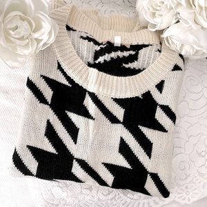 Classic Houndstooth Sweater M L
